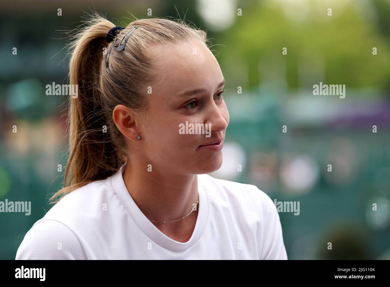 Tous, Royaume-Uni. 6th juillet 2022. Club de tennis sur gazon, Wimbledon, Londres, Royaume-Uni: Portrait d'Elena Rybakina du Kazakhstan alors qu'elle est assise pour une interview après sa victoire du quart-finale sur Ajla Tomljanovic de l'Australie à Wimbledon aujourd'hui. Crédit : Adam Stoltman/Alamy Live News Banque D'Images