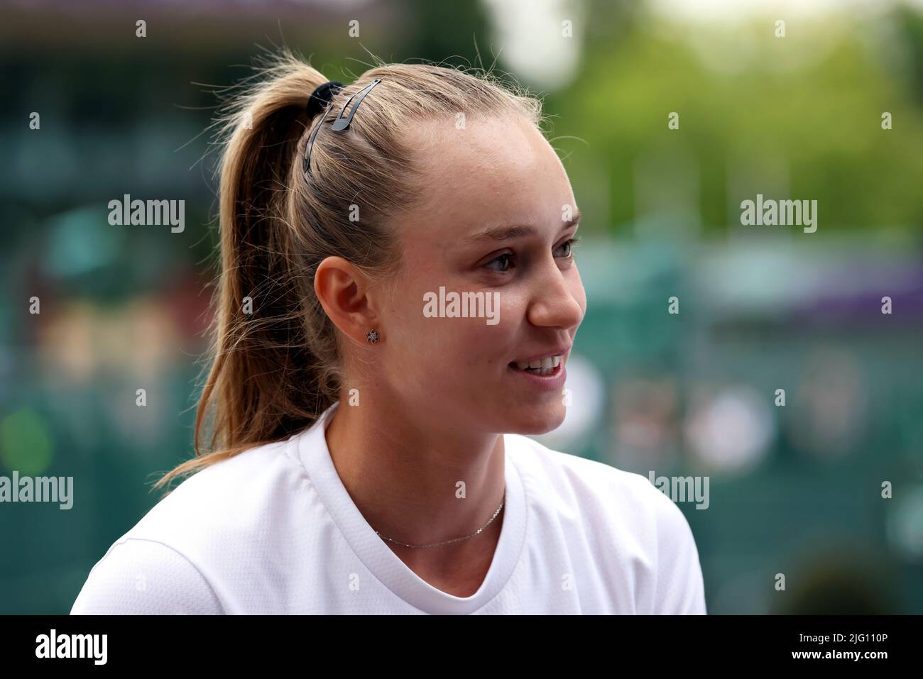 Tous, Royaume-Uni. 6th juillet 2022. Club de tennis sur gazon, Wimbledon, Londres, Royaume-Uni: Portrait d'Elena Rybakina du Kazakhstan alors qu'elle est assise pour une interview après sa victoire du quart-finale sur Ajla Tomljanovic de l'Australie à Wimbledon aujourd'hui. Crédit : Adam Stoltman/Alamy Live News Banque D'Images