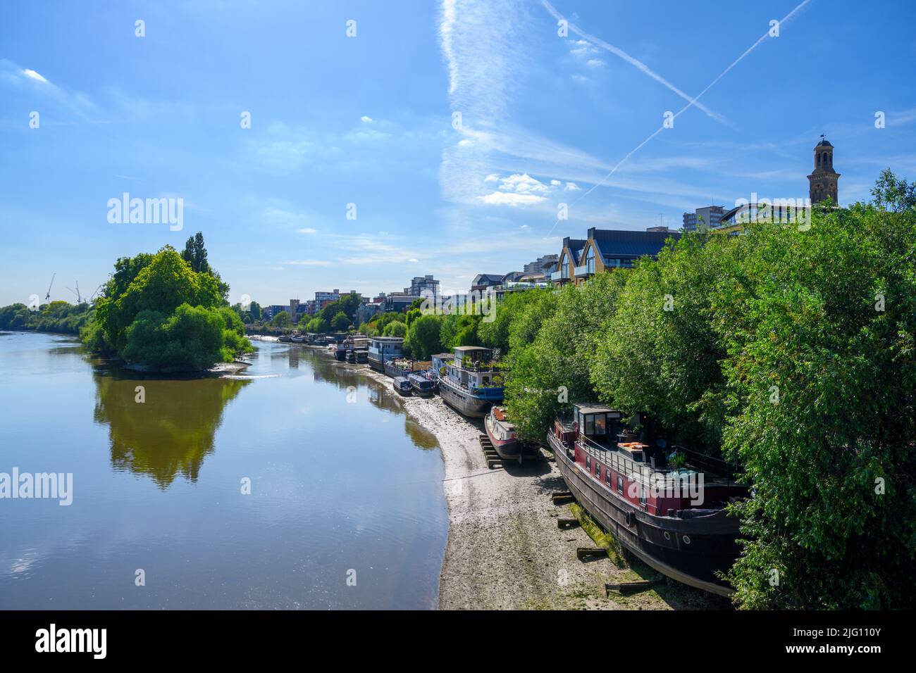 La Tamise au départ de Kew Bridge, Londres, Angleterre, Royaume-Uni Banque D'Images