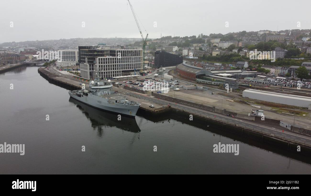 HMS Enterprize amarré Cork Irlande vue aérienne de drone Banque D'Images