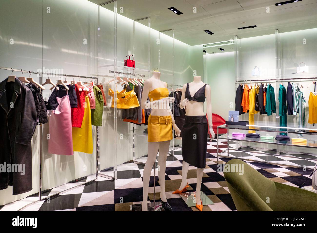 Saks Fifth Avenue est un grand magasin de luxe phare à Midtown Manhattan, New York City, USA 2022 Banque D'Images