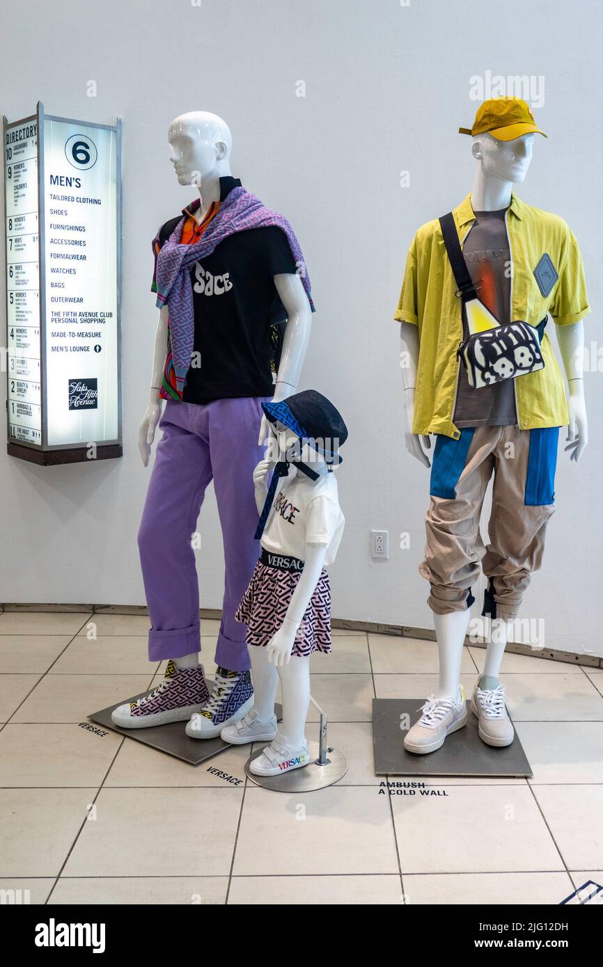 Saks Fifth Avenue est un grand magasin de luxe phare à Midtown Manhattan, New York City, USA 2022 Banque D'Images