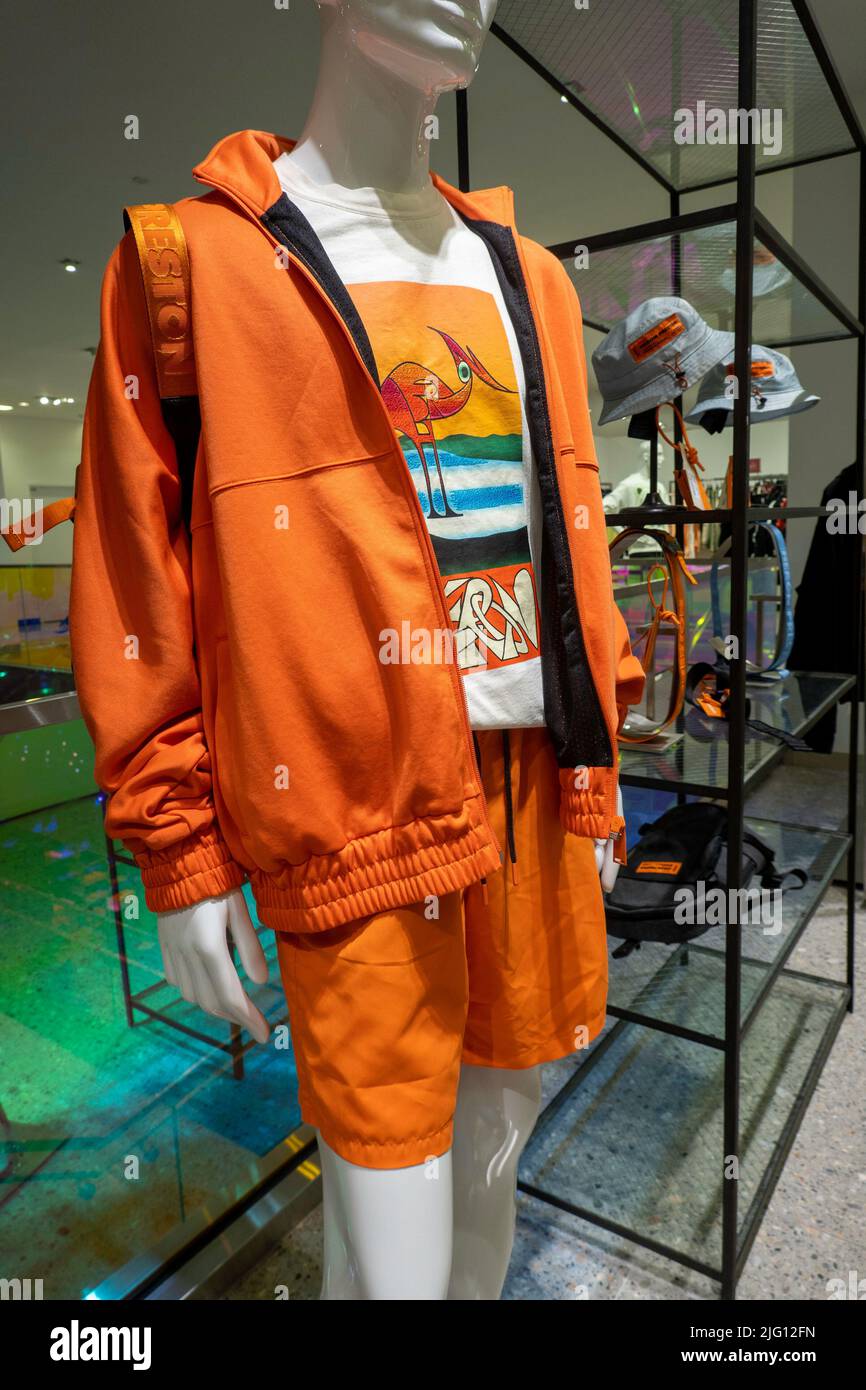 Saks Fifth Avenue est un grand magasin de luxe phare à Midtown Manhattan, New York City, USA 2022 Banque D'Images