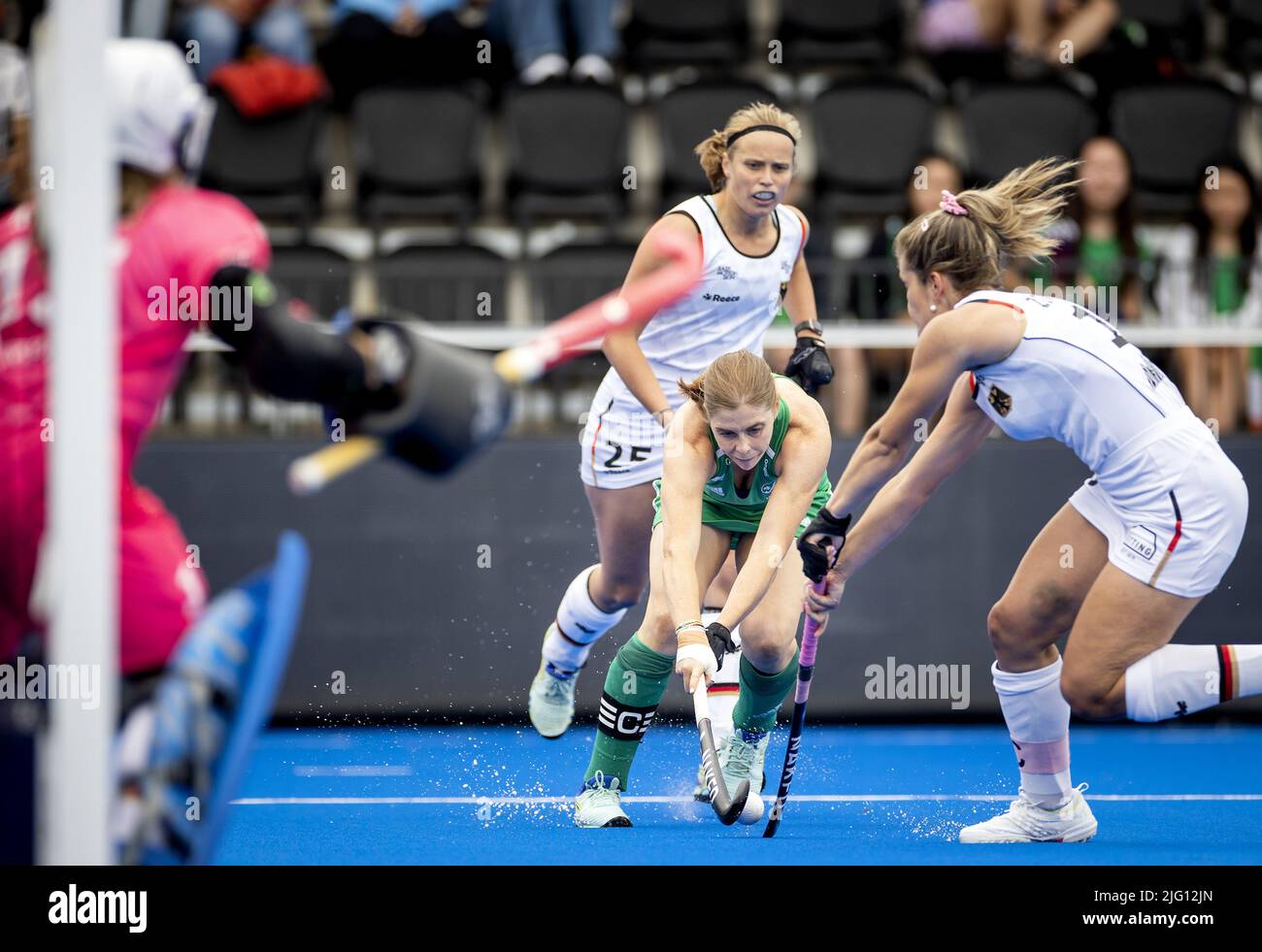 AMSTERDAM - Kathryn Mullan (Irlande) et Sonja Zimmermann (Allemagne) (lr) pendant le match entre l'Irlande et l'Allemagne aux championnats du monde de hockey au stade Wagener sur 6 juillet 2022 à Amsterdam, pays-Bas. KOEN VAN WEEL Banque D'Images