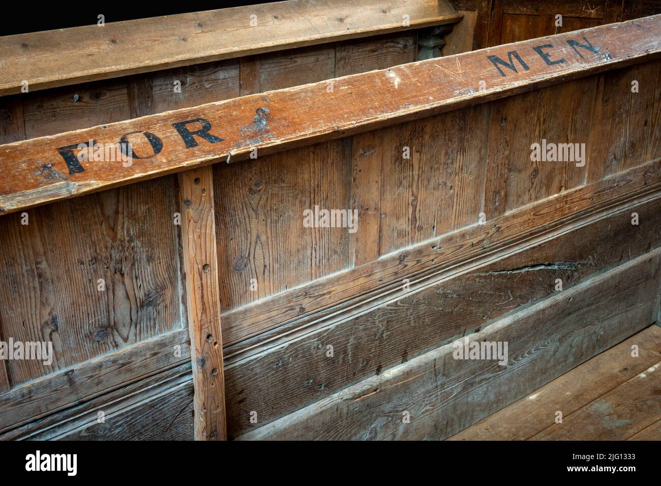 Les ragoûts de boîte étiquetés comme sièges pour hommes et garçons à All Saints Church, Laxfield, Suffolk Banque D'Images