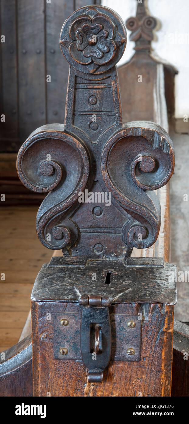 Extrémité de banc en bois sculpté formant une "mauvaise boîte" avec moraillon en métal et meubles de verrouillage, aussi large étagère pour les dons de pain, tous les Saints, Laxfield, Suffolk Banque D'Images