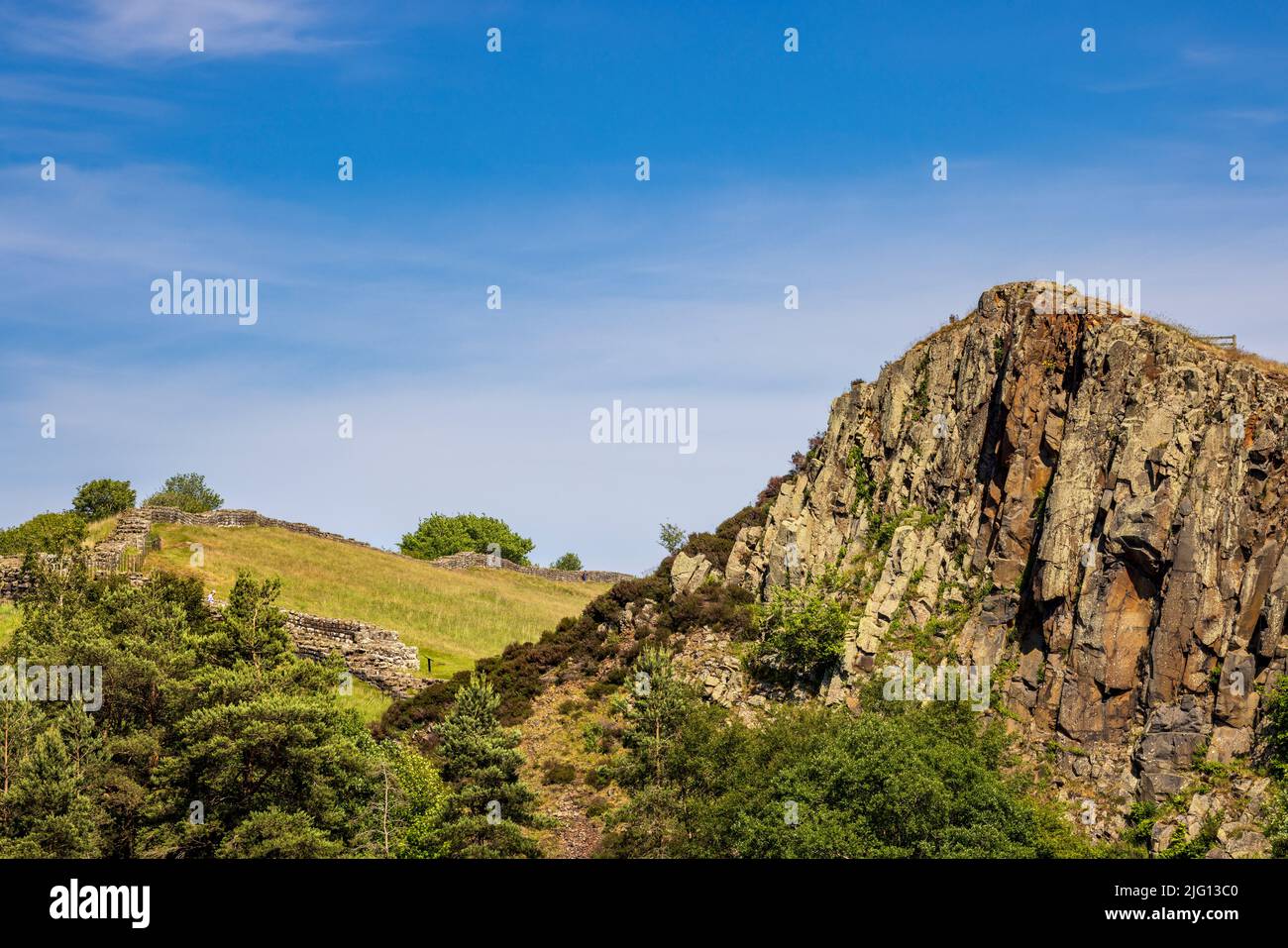 Le seuil de Whin fait face à la carrière de Cawfields avec le mur d'Hadrien en arrière-plan, Northumberland, Angleterre Banque D'Images