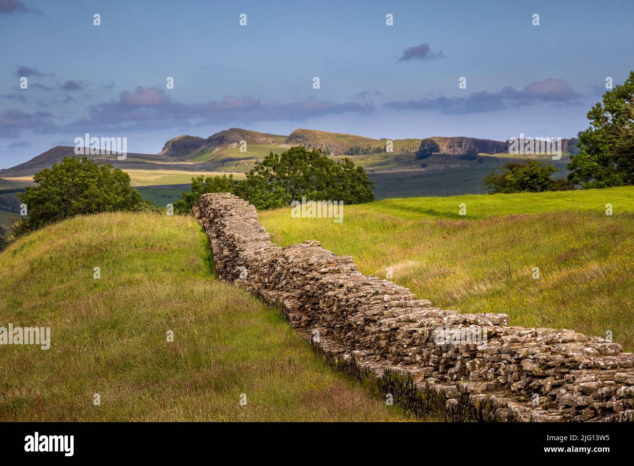 Le mur d'Hadrien se dirige vers l'est depuis Birdoswald vers Walltown Crags, Northumberland, Angleterre Banque D'Images