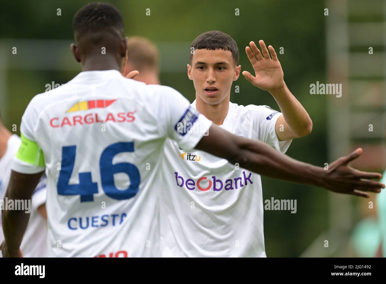 ALKMAAR - Bilal el Khannouss de KRC Genk célèbre son but lors du match amical entre le FC Utrecht et KRC Genk au complexe sportif Alkmaarse Boys on 6 juillet 2022 à Alkmaar, pays-Bas. ANP | Hollande hauteur | GERRIT DE COLOGNE Banque D'Images