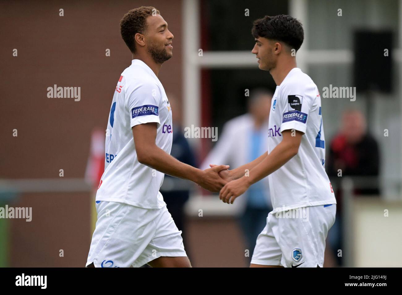 ALKMAAR - (lr) Cyriel Dessers de KRC Genk, Luca Oyen de KRC Genk pendant le match amical entre FC Utrecht et KRC Genk au complexe sportif Alkmaarse Boys on 6 juillet 2022 à Alkmaar, pays-Bas. ANP | Hollande hauteur | GERRIT DE COLOGNE Banque D'Images