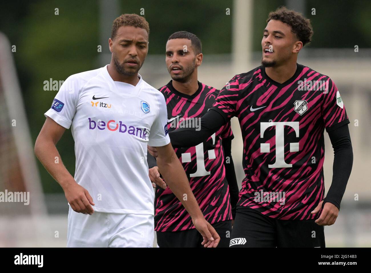 ALKMAAR - (lr) Cyriel Dessers de KRC Genk, Adam Maher du FC Utrecht, Ruben Kluivert du FC Utrecht lors du match amical entre le FC Utrecht et le KRC Genk au complexe sportif Alkmaarse Boys on 6 juillet 2022 à Alkmaar, pays-Bas. ANP | Hollande hauteur | GERRIT DE COLOGNE Banque D'Images