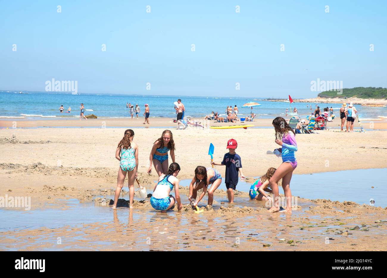 Les enfants jouent sur une plage de Cape Cod, Massachusetts, États-Unis Banque D'Images