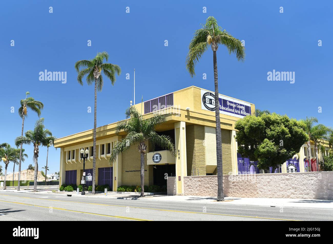 SANTA ANA, CALIFORNIE - 4 juillet 2022 : le bâtiment de l'Orange County Educationa Arts Academy (OACEE), à Broadway, dans le centre-ville de Santa Ana. Banque D'Images
