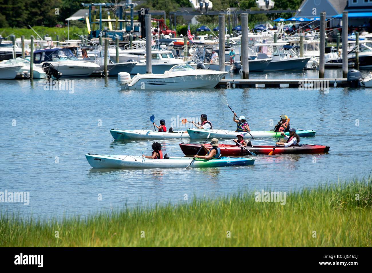 Cours de kayak le long de la rivière Bass à West Dennis, Massachusetts, Cape Cod, États-Unis Banque D'Images