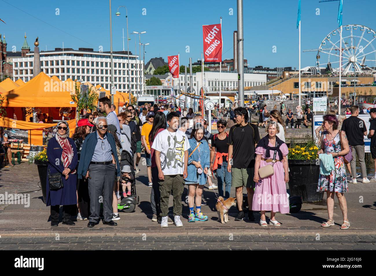 Les personnes qui attendent au feu de signalisation près de la place du marché d'Helsinki, en Finlande Banque D'Images