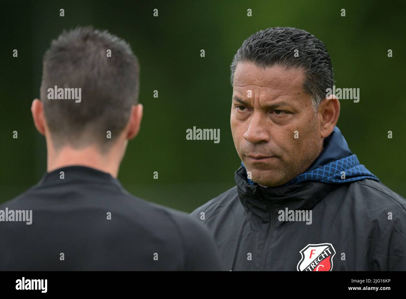 ALKMAAR - entraîneur du FC Utrecht Henk Fraser en conversation avec Nick Viergever du FC Utrecht lors du match amical entre le FC Utrecht et le KRC Genk au complexe sportif Alkmaarse Boys on 6 juillet 2022 à Alkmaar, aux pays-Bas. ANP | Hollande hauteur | GERRIT DE COLOGNE Banque D'Images