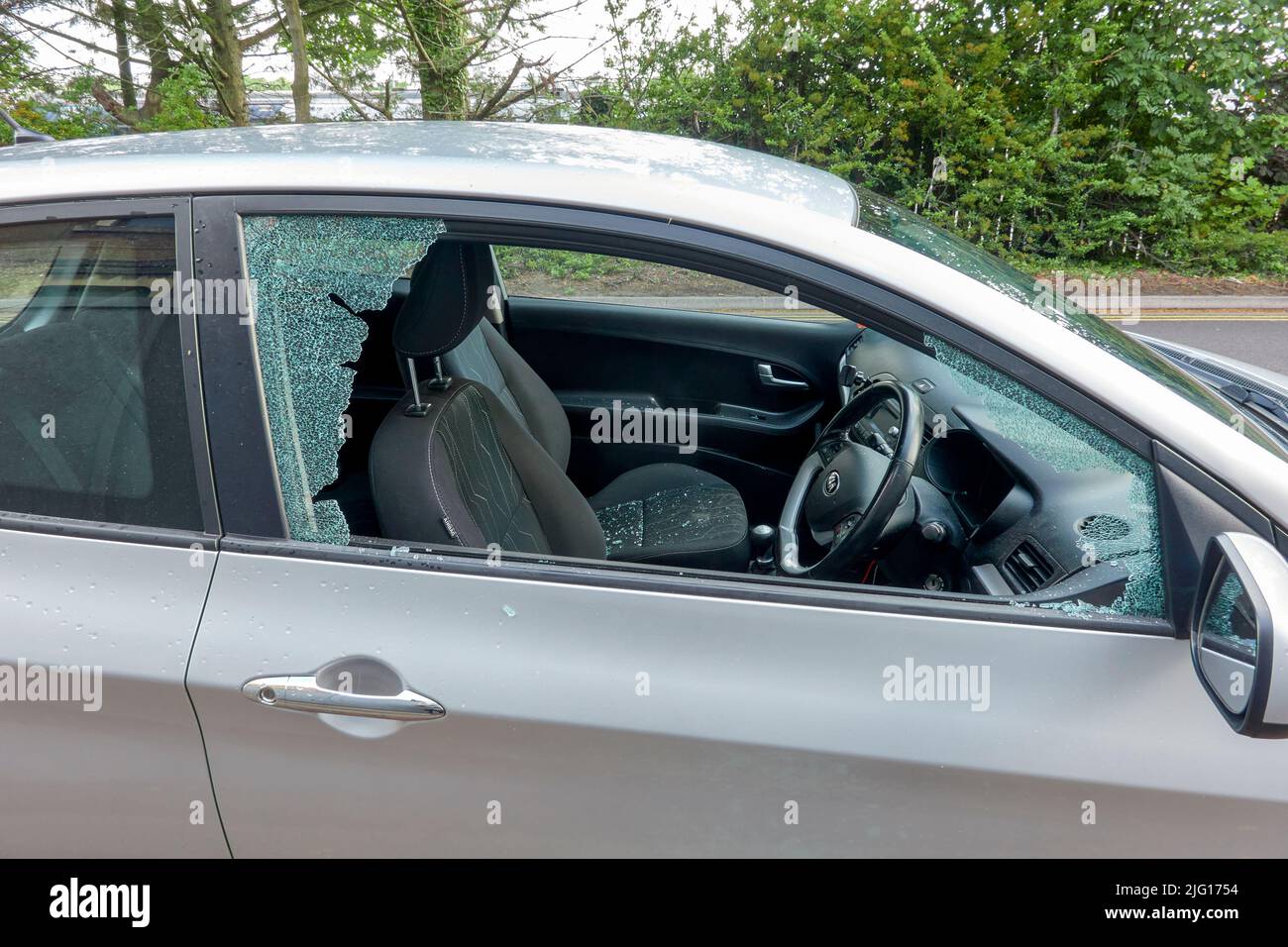 La voiture s'est brisée en brisant la vitre de la porte du conducteur Banque D'Images