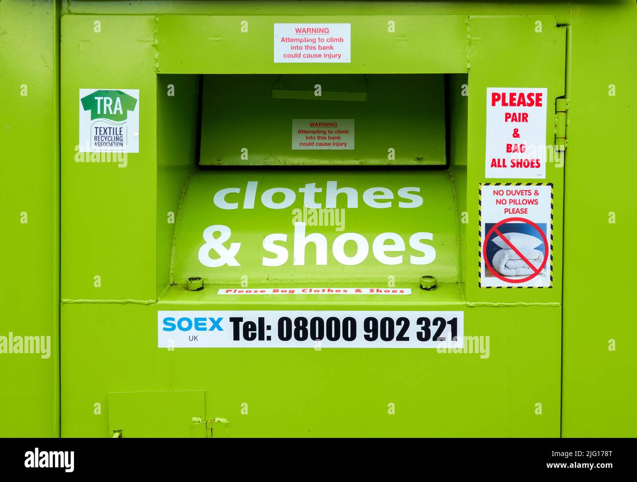 Rangée de quatre bacs de recyclage de vêtements et de chaussures en métal Banque D'Images