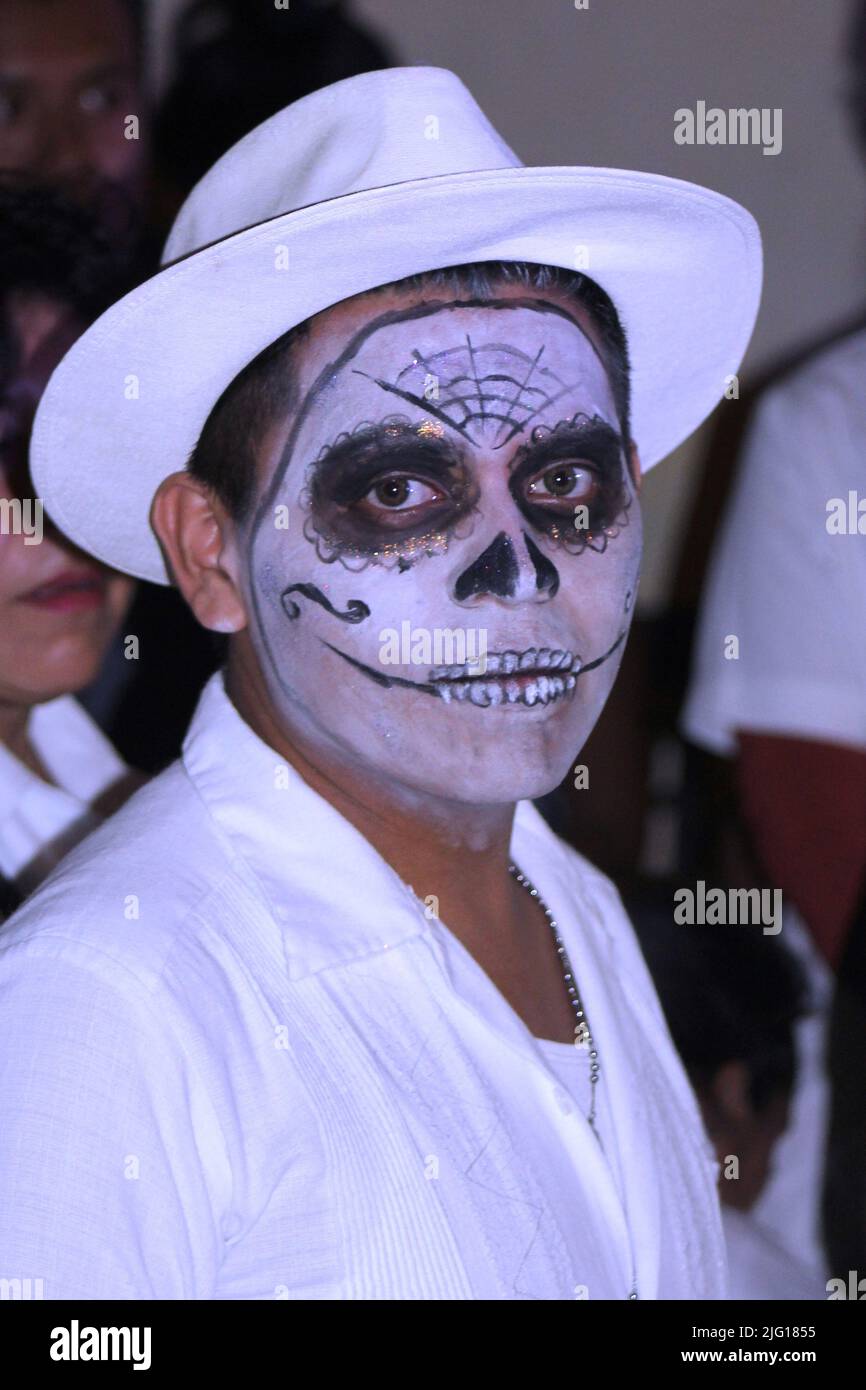 MERIDA, MEXIQUE - 28 OCTOBRE 2016 Paseo de las Ánimas, passage des âmes - jour des morts hommes et femmes avec maquillage et parade Banque D'Images