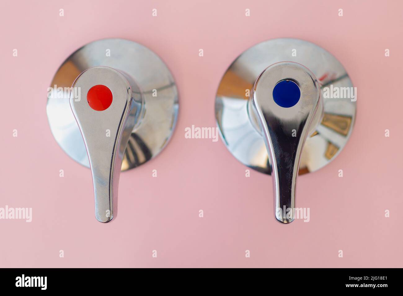 Tableau de douche avec points rouges et bleus sur Fond rose. Symbole