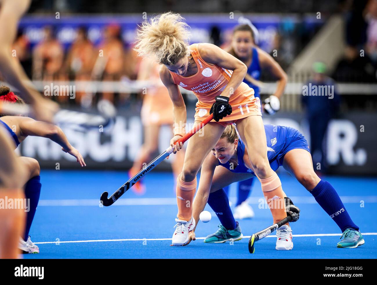 AMSTERDAM - Maria Verschoor (pays-Bas) et Sofia Filipek (Chili) (LR) pendant le match entre les pays-Bas et le Chili aux championnats du monde de hockey au stade Wagener, sur 6 juillet 2022 à Amsterdam, pays-Bas. KOEN VAN WEEL Banque D'Images