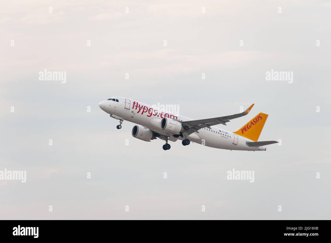 25.06.2022, Berlin, Allemagne, Europe - Un avion passager Airbus A320 Neo de Pegasus Airlines part de l'aéroport de Brandebourg de Berlin BER. Banque D'Images