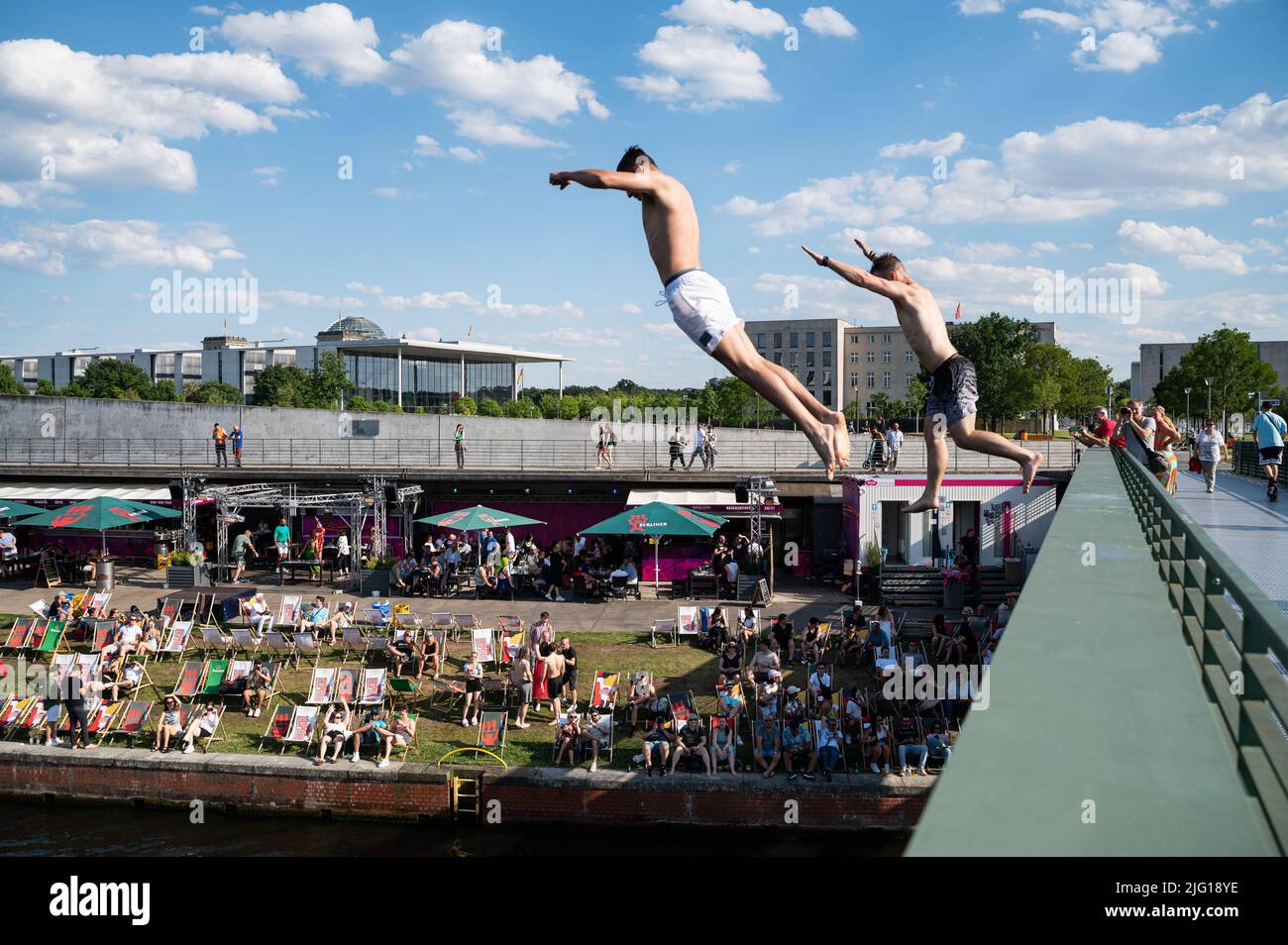 03.07.2022, Berlin, Allemagne, Europe - deux jeunes hommes sautent du pont Gustav-Heinemann dans la rivière Spree, lors d'une chaude journée d'été. Banque D'Images