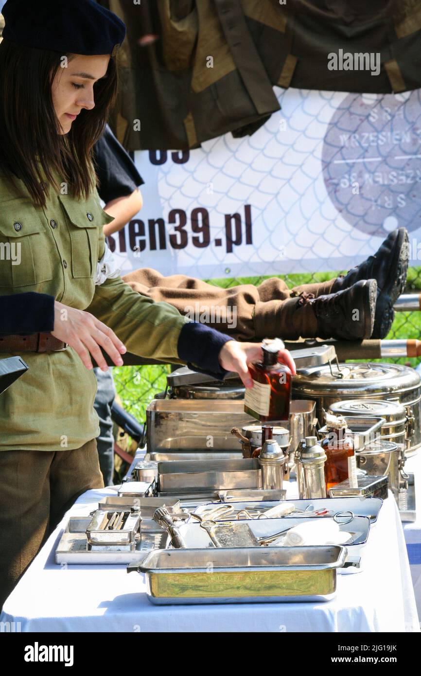 Varsovie, Pologne - 15 août 2008 : pansement d'un soldat blessé dans la mise en scène de l'hôpital de campagne de la première Guerre mondiale Banque D'Images