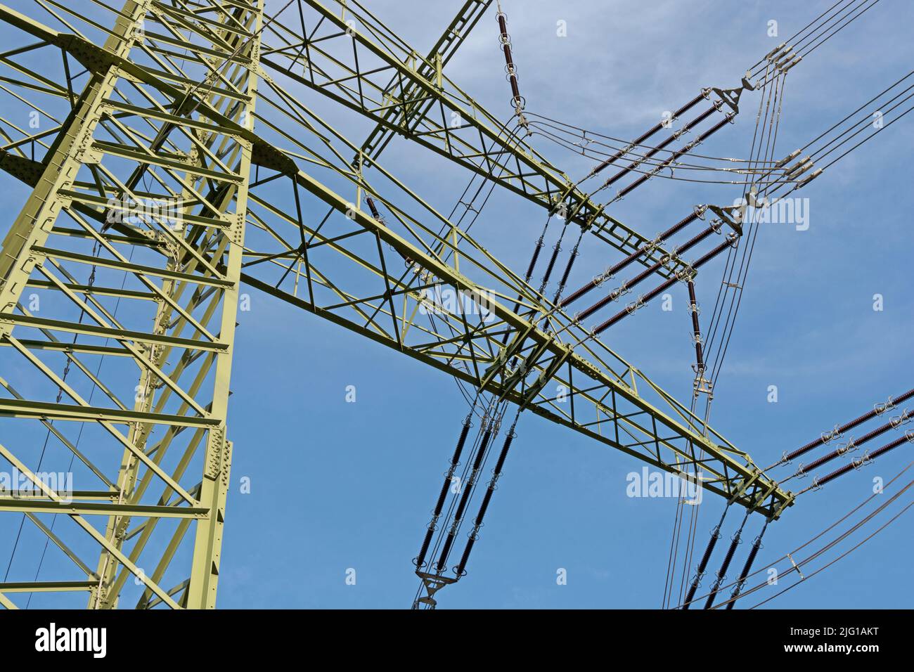 Pôle d'alimentation avec isolateurs et câble haute tension Banque D'Images