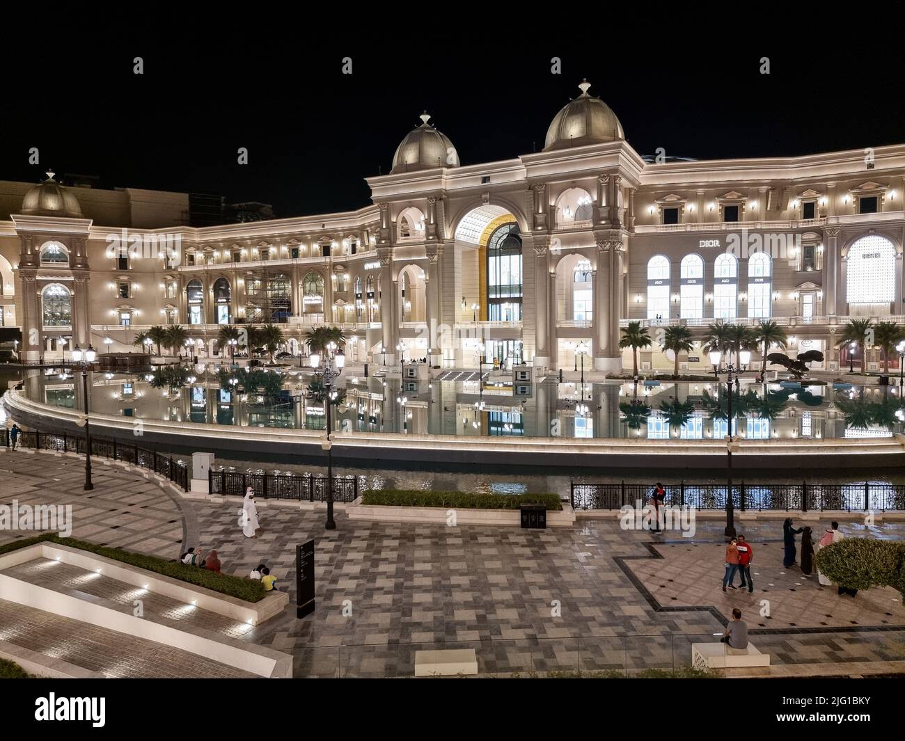 Place Vendome Mall est un nouveau centre commercial situé dans la ville de Lusail. Le design est un concept ouvert inspiré de l'architecture française classique. Banque D'Images