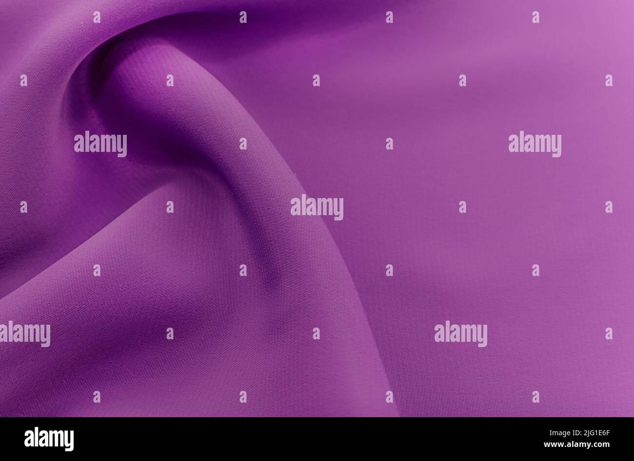Arrière-plan d'un morceau de tissu violet froissé. Matériau de la soie avec des ondulations et des plis Banque D'Images