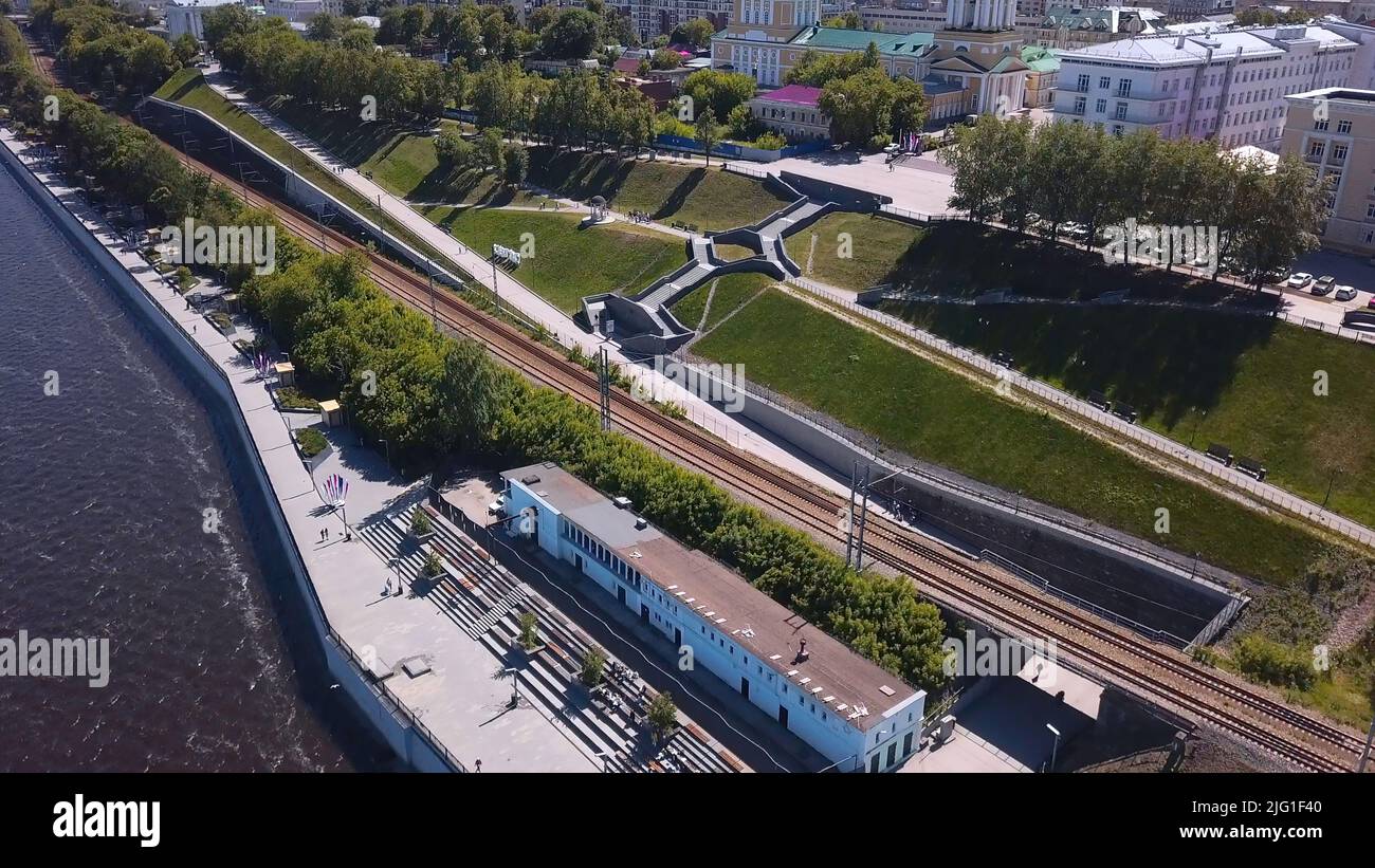 Vue de dessus de la belle ville moderne sur la rive de la rivière en été. Attache. La ville s'empaque le jour ensoleillé de l'été. Belle ville avec promenade et verdure pour W Banque D'Images