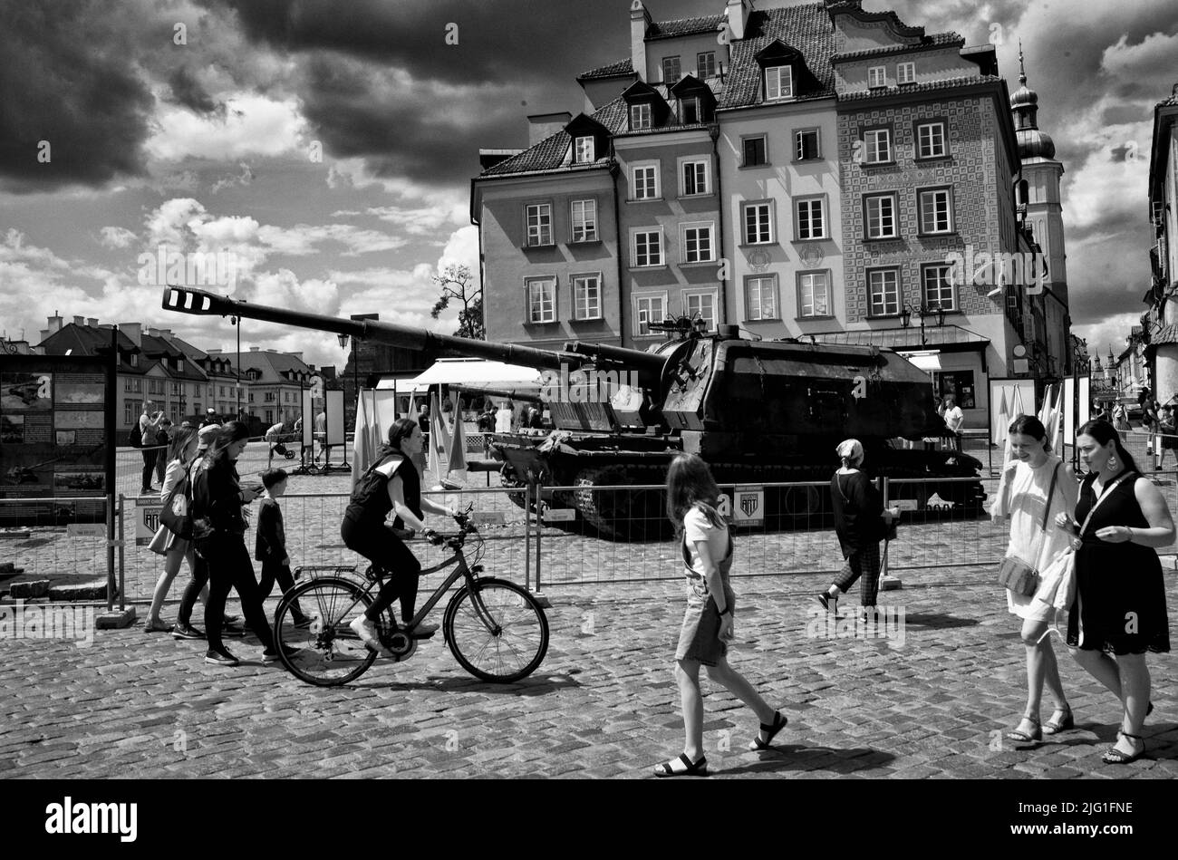 Varsovie, Polen. 06th juillet 2022. Obusier automoteur 2S19 Msta-S et Tank T-72BA lors de l'exposition de matériel militaire russe détruit pendant la guerre en Ukraine 'pour notre liberté et la vôtre' à la place du Château à Varsovie, Pologne le 06/07/2022 par Wiktor Dabkowski crédit: dpa/Alamy Live News Banque D'Images