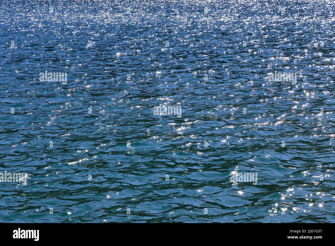 Eau étincelante d'un lac par beau temps Banque D'Images