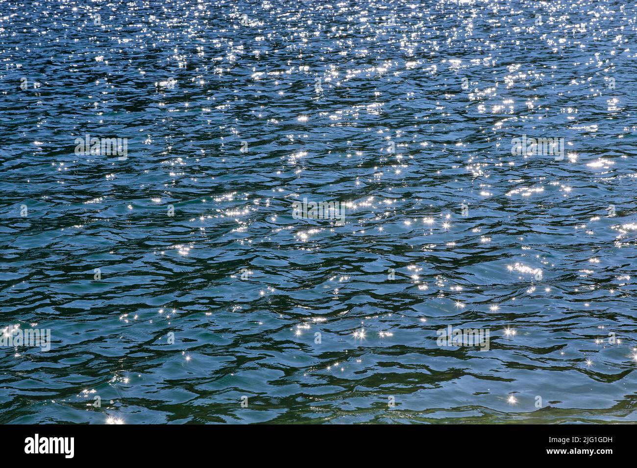 Eau étincelante d'un lac par beau temps Banque D'Images