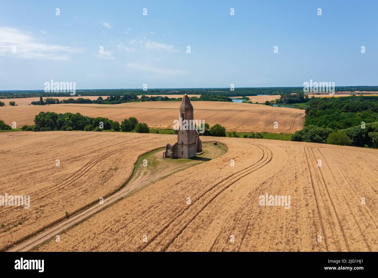 Somogyvámos, Hongrie - vue aérienne sur la ruine de l'église abandonnée nommée Pusztatemplom au milieu d'un champ agricole. Banque D'Images