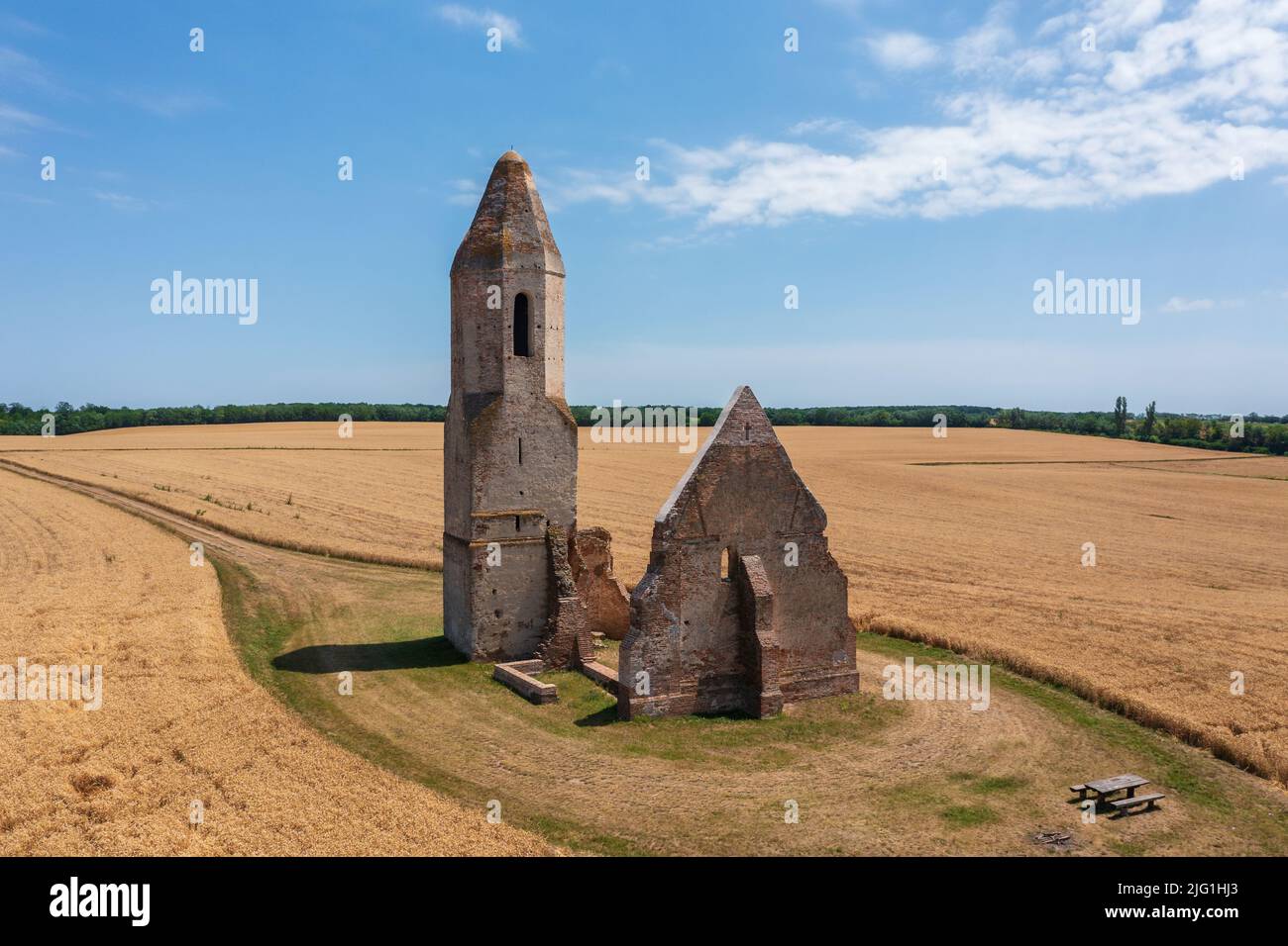 Somogyvámos, Hongrie - vue aérienne sur la ruine de l'église abandonnée nommée Pusztatemplom au milieu d'un champ agricole. Banque D'Images