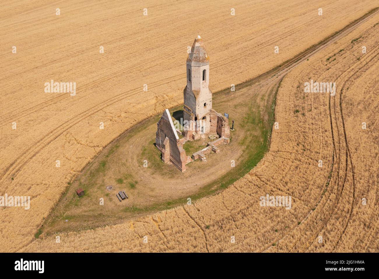 Somogyvámos, Hongrie - vue aérienne sur la ruine de l'église abandonnée nommée Pusztatemplom au milieu d'un champ agricole. Banque D'Images
