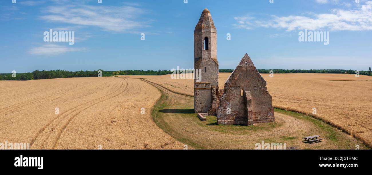 Somogyvámos, Hongrie - vue aérienne panoramique sur la ruine de l'église abandonnée nommée Pusztatemplom au milieu d'un champ agricole. Banque D'Images