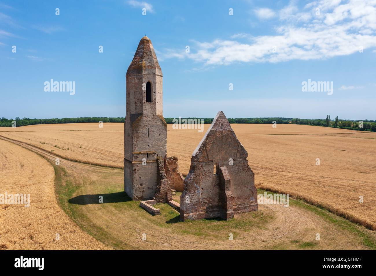 Somogyvámos, Hongrie - vue aérienne sur la ruine de l'église abandonnée nommée Pusztatemplom au milieu d'un champ agricole. Banque D'Images