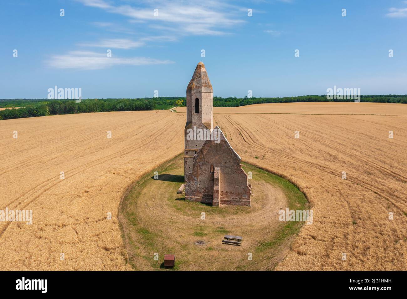 Somogyvámos, Hongrie - vue aérienne sur la ruine de l'église abandonnée nommée Pusztatemplom au milieu d'un champ agricole. Banque D'Images