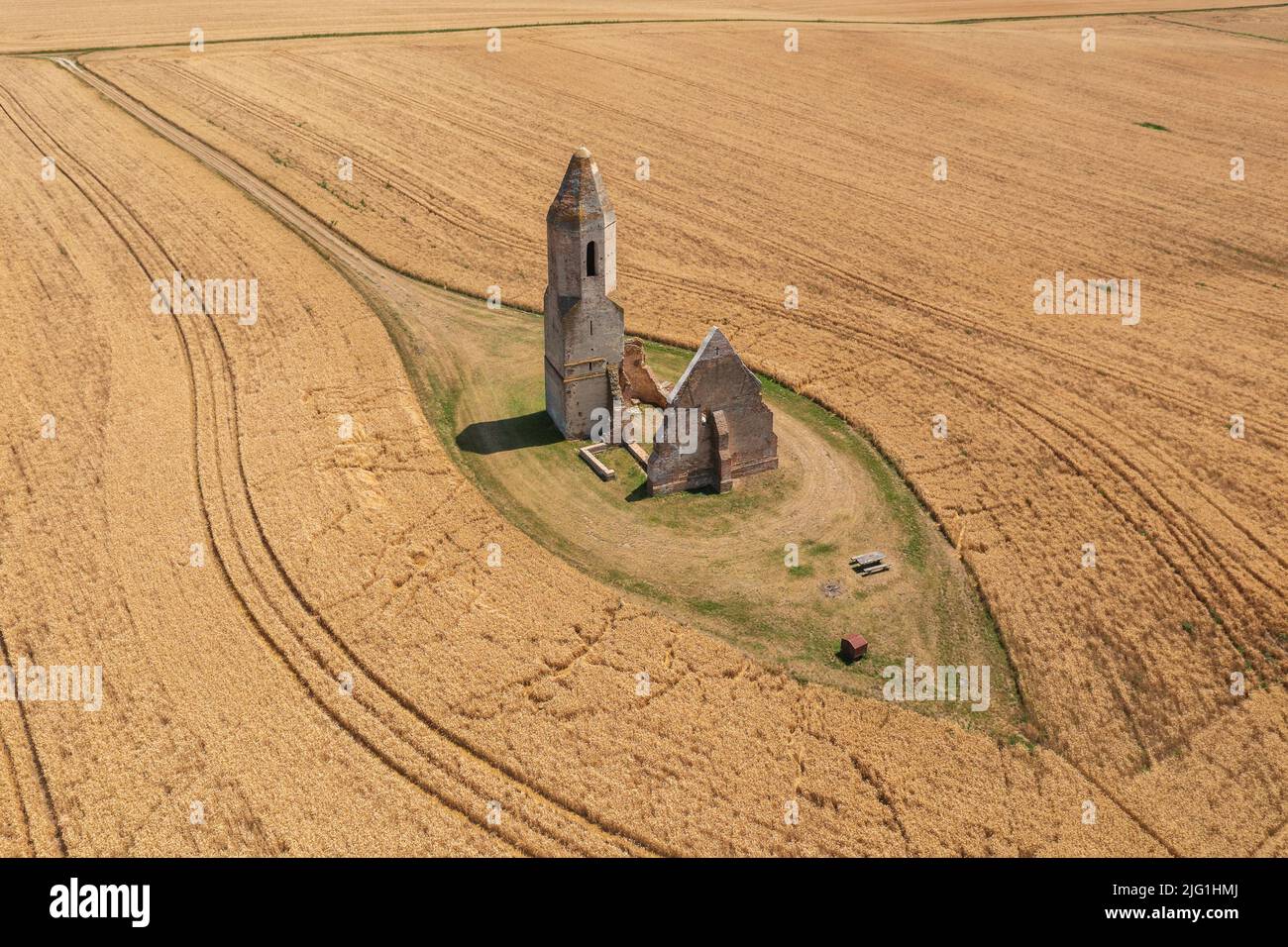 Somogyvámos, Hongrie - vue aérienne sur la ruine de l'église abandonnée nommée Pusztatemplom au milieu d'un champ agricole. Banque D'Images