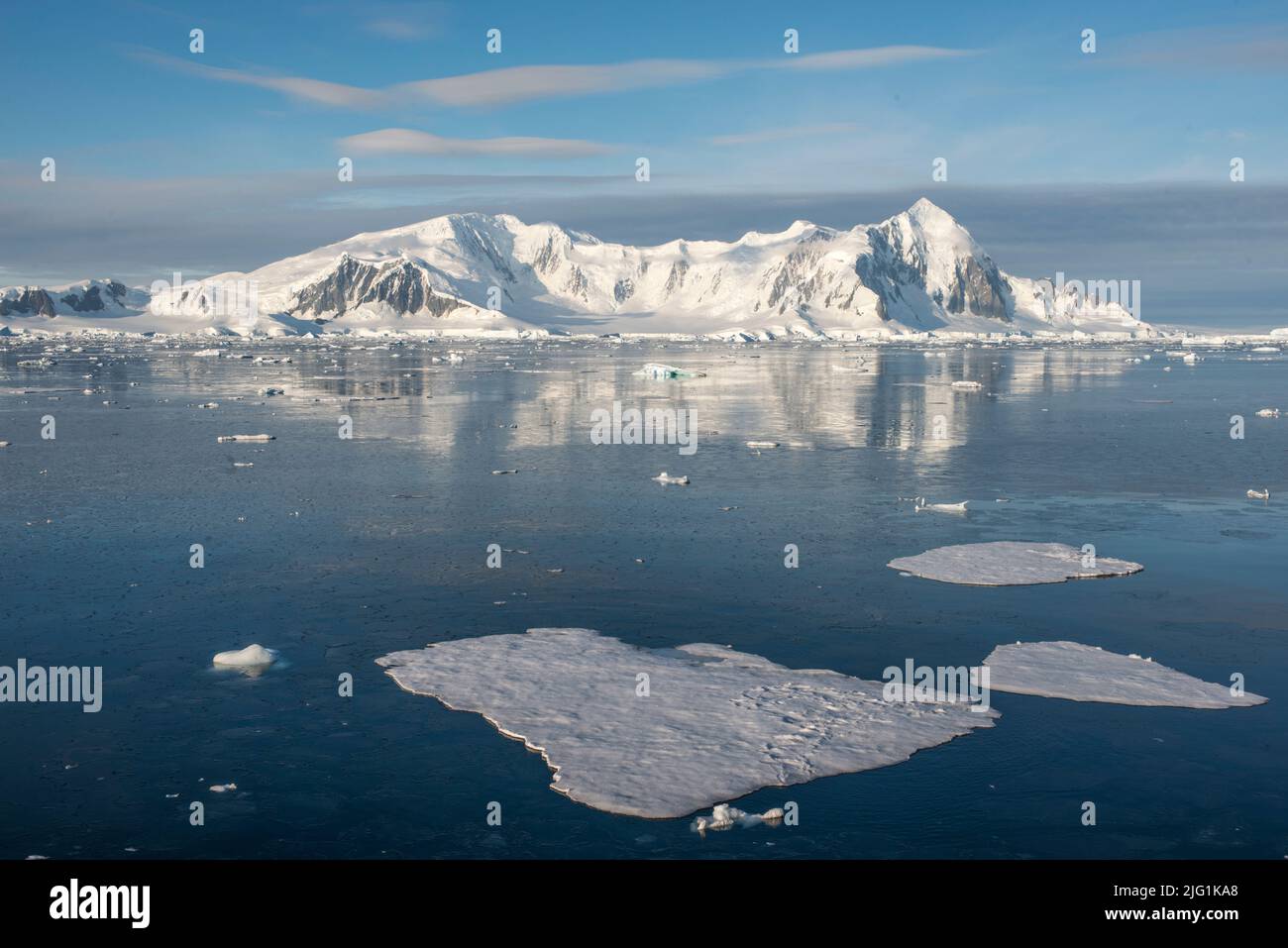 Icebergs et montagnes dans Crystal Sound sur la péninsule Antarctique Banque D'Images