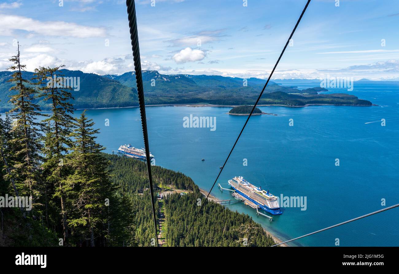 Hoonah, AK - 7 juin 2022 : les célèbres navires de croisière Millenium et Eclipse amarrés à Icy Strait point Alaska Banque D'Images