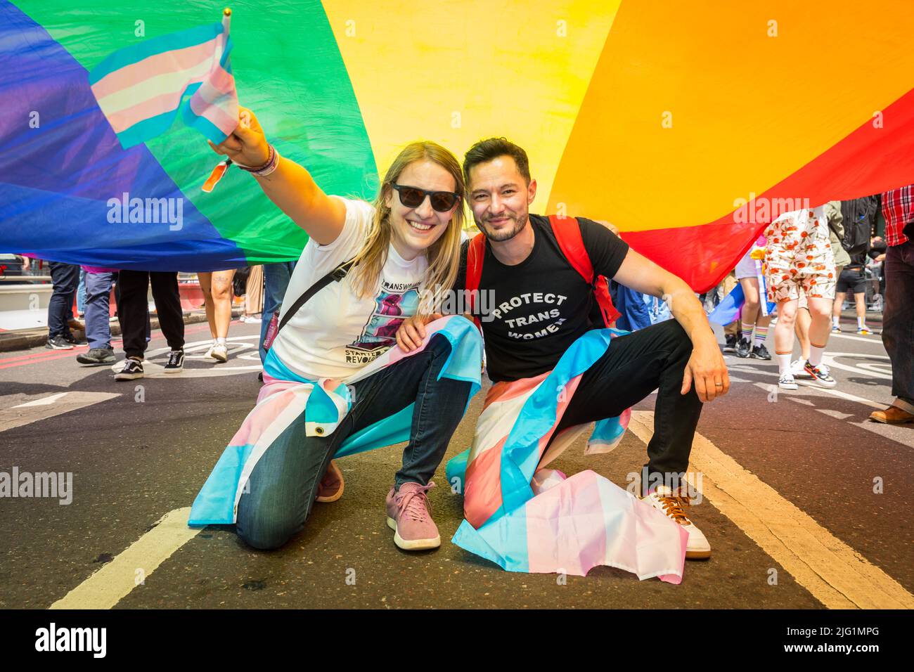 Hannah et Jake Graf à Pride à Londres 2022 sous le drapeau arc-en-ciel géant Banque D'Images