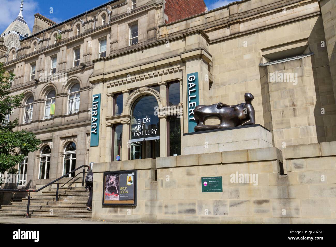 Entrée principale et escalier de la galerie d'art de Leeds, centre-ville de Leeds, West Yorkshire, Royaume-Uni. Banque D'Images