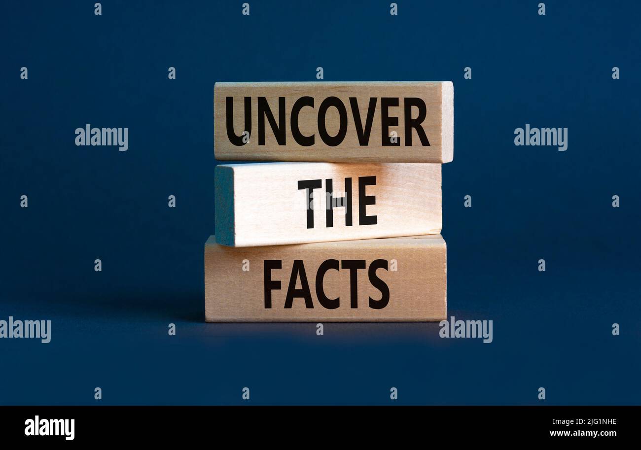 Découvrez le symbole des faits. Les mots de concept découvrent les faits sur des blocs de bois sur un magnifique fond gris de table. Et découvrir les faits c Banque D'Images
