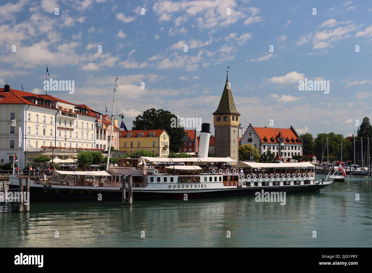 Lindau, Allemagne. 6th juillet 2022. Bateau à aubes au port bavarois de lindau. Il ne reste pas beaucoup de ce type de vapeur de roue missisipi, c'est l'un des derniers navires joliment restaurés. Vous naviguerez maintenant à travers le lac de constance bodensee, une expérience unique en particulier pendant l'été et le ciel bleu. Banque D'Images