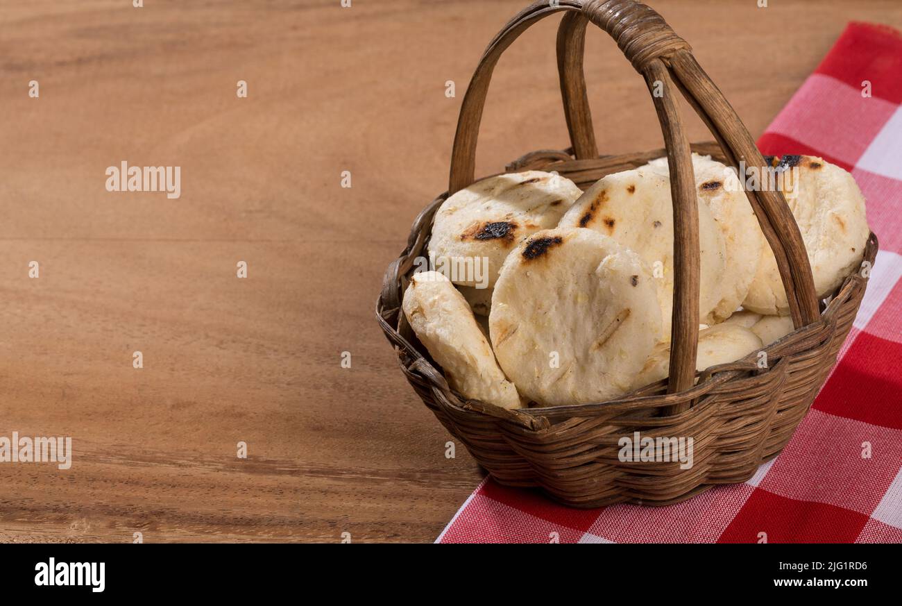 Savoureux arepas de maïs; cuisine typique de la région d'Antioquia en Colombie. Banque D'Images