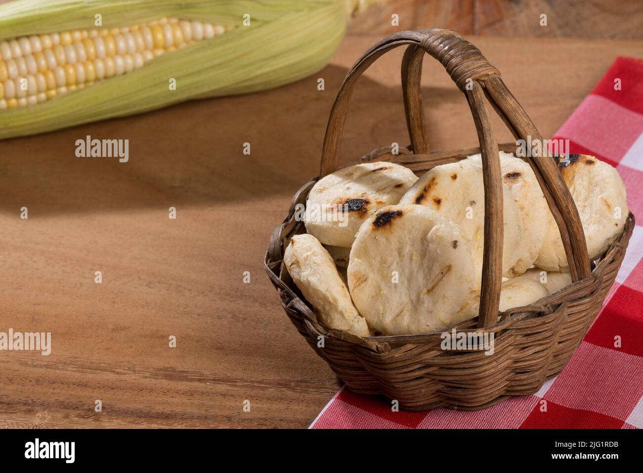 Savoureux arepas de maïs; cuisine typique de la région d'Antioquia en Colombie. Banque D'Images